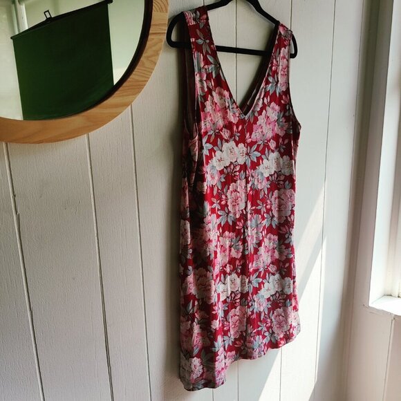 Loft Floral sundress on a red background, Flirty knit dress, sleeveless & v-neck - Picture 3 of 7